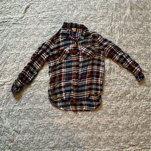 Women’s M Harper Heritage button down shirt.